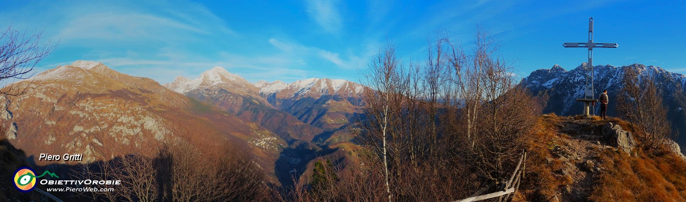 25 Croce Monte Castello con bella vista sulle cime M.A.G.A (Menna-Arera-Grem-Alben) .jpg